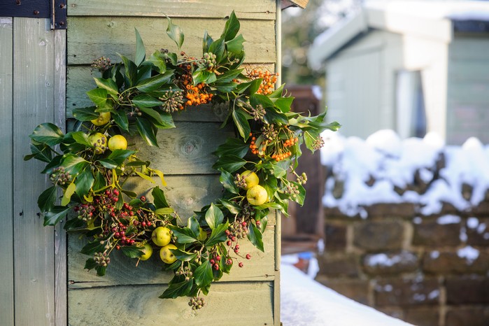 How to make a pyracantha, ivy and crab apple Christmas wreath