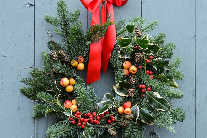 How to make a festive wreath